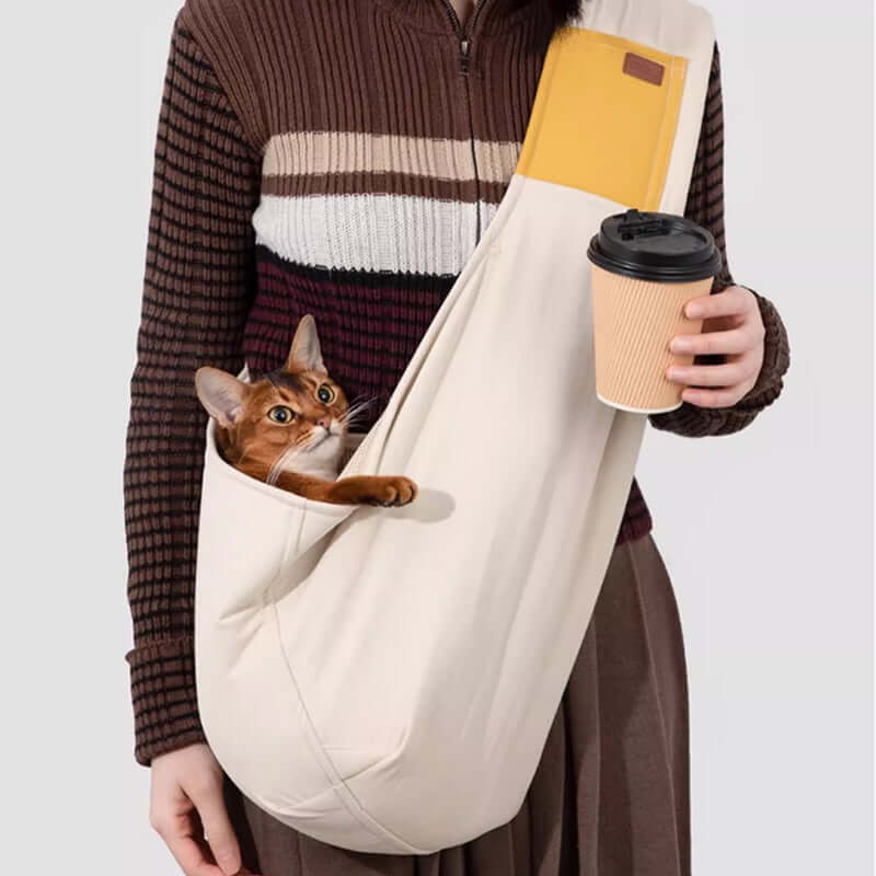 Borsa a tracolla per animali da esterno - Design accogliente e traspirante per piccoli animali, mostrata con un gatto nella tracolla.